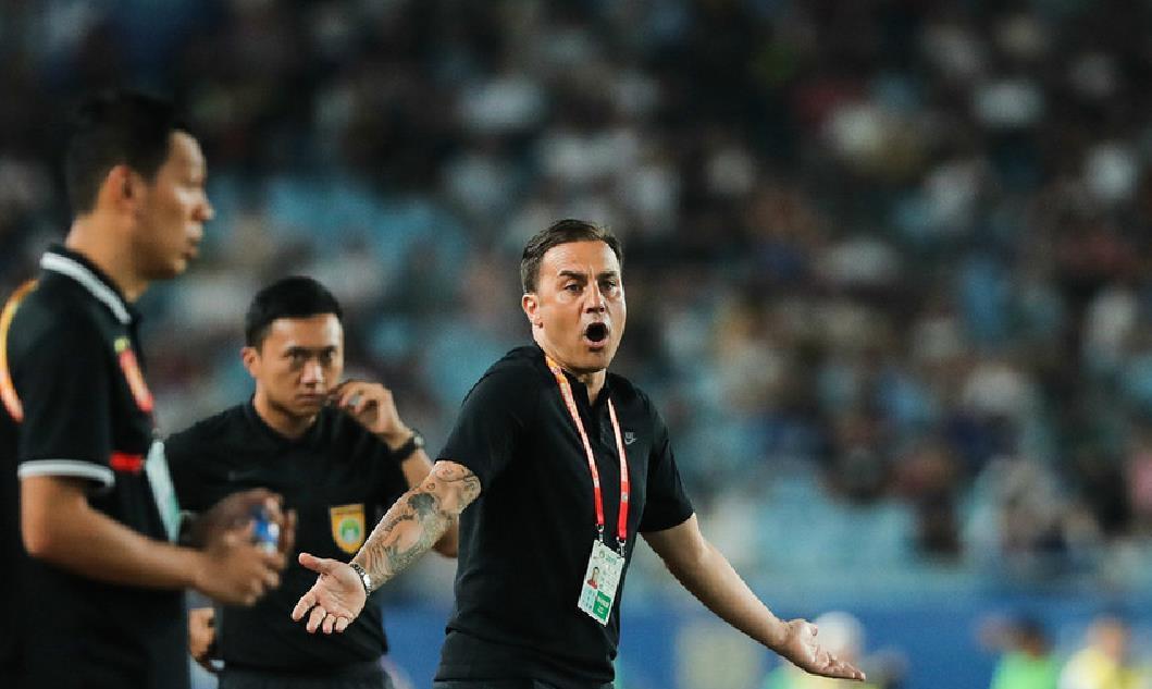  拉齐奥主场爆冷输球,球迷质疑教练排兵布阵  