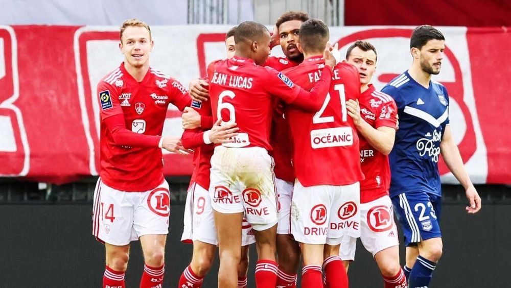  布雷斯特终结巴黎不败，草根球队展韧性  